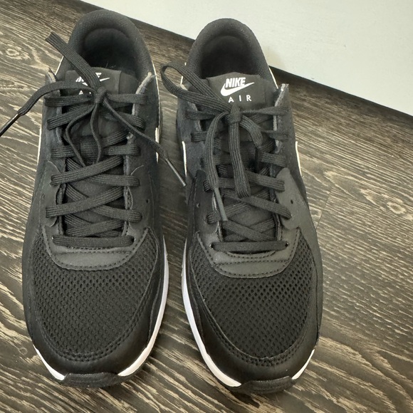 Nike Air Max Black and White Shoes - Picture 2 of 4